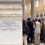 Fiéis enfrentam filas de três horas para visitar túmulo de Papa Francisco