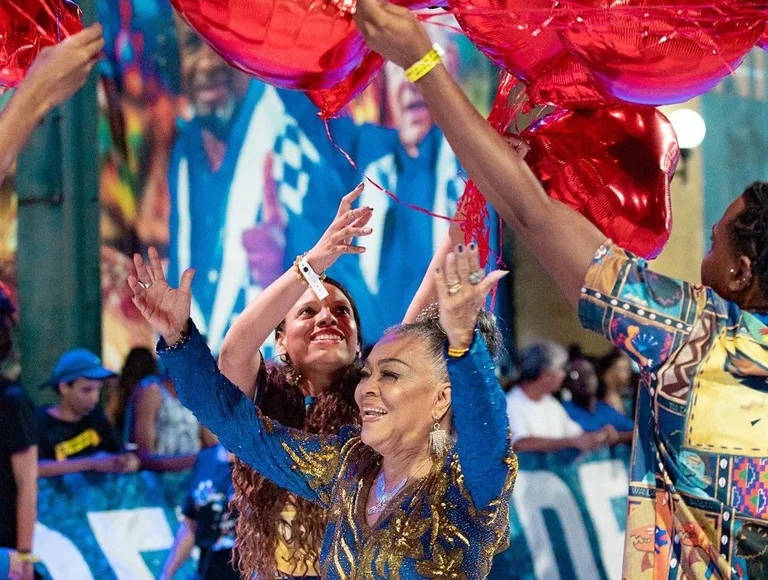 Vítima de racismo em aeroporto, porta-bandeira histórica do Rio recebe homenagens