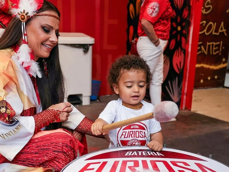 Vivi Araújo batiza o filho na igreja e leva ele à quadra do Salgueiro: “Melhor momento”