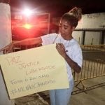 Vivi Noronha faz protesto em frente ao presídio onde Poze do Rodo está preso