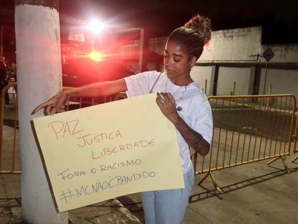 Vivi Noronha faz protesto em frente ao presídio onde Poze do Rodo está preso