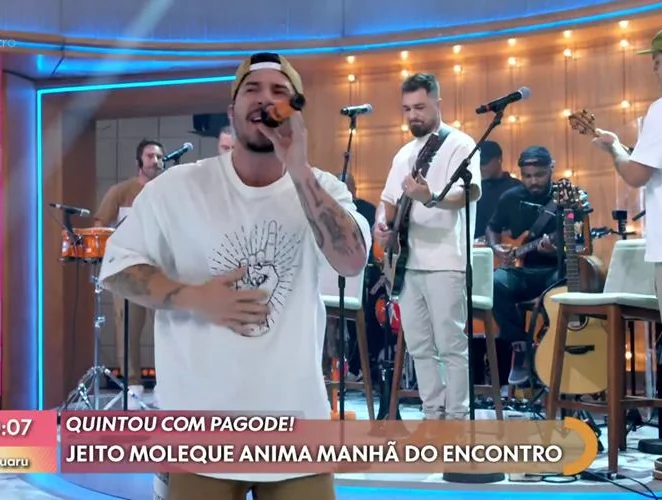 Vocalista do Jeito Moleque se diverte após derrapar no inglês: “No currículo tá fluente”