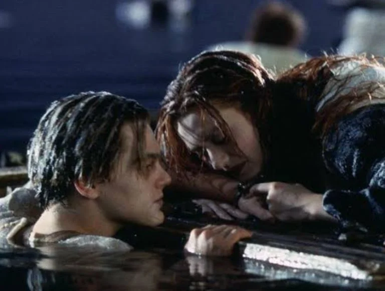 Porta que salvou a vida da protagonista de Titanic é leiloada por R$ 3,5 milhões