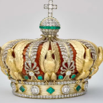 Coroa de 1,3 mil diamantes roubada no Louvre é encontrada em rua de Paris