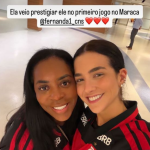 Mãe de Vini Jr. vai a estreia de Paquetá no Maraca e posa ao lado da esposa do craque