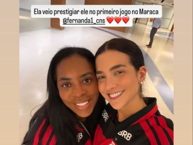 Mãe de Vini Jr. vai a estreia de Paquetá no Maraca e posa ao lado da esposa do craque