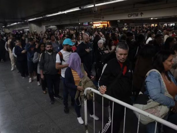 Greve em três linhas de trem de São Paulo leva prefeitura a suspender rodízio de carros