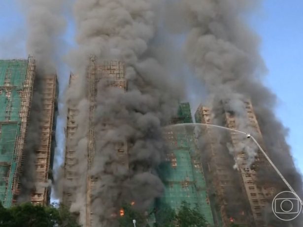 Incêndio em complexo de arranha-céus assusta Hong Kong; 4 mortos confirmados