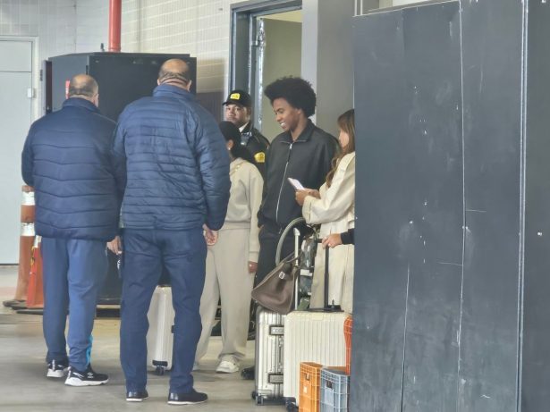Ex-Seleção e Corinthians, Willian chega a Porto Alegre para assinar com o Grêmio