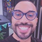 Gil do Vigor celebra viagem para a formatura e mostra joia que ganhou da mãe
