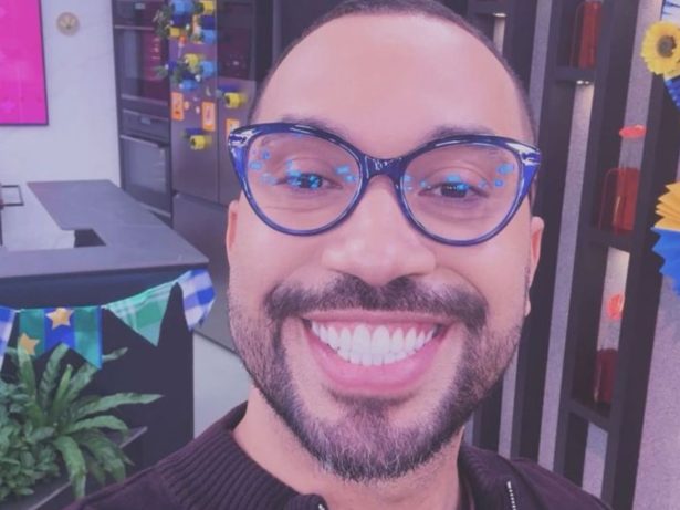 Gil do Vigor celebra viagem para a formatura e mostra joia que ganhou da mãe