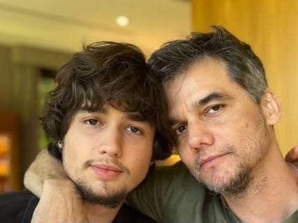 Filho de Wagner Moura choca web com semelhança com pai: “Herdeu o molho”