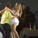 Fã eufórico invade palco e derruba cantora durante show na Paraíba