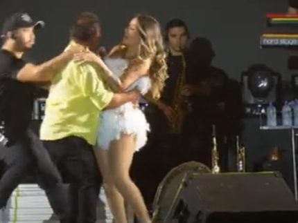 Fã eufórico invade palco e derruba cantora durante show na Paraíba