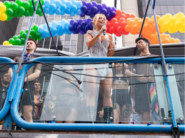 Raffa Rarbbie brilha na Parada LGBTQIA+ de SP em show histórico e emocionante