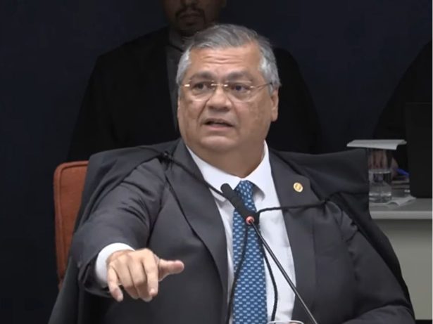 Dino e Moraes “cutucam” Eduardo Bolsonaro: “Pateta aparece com frequência”