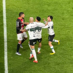 Revolta total: após ser expulso, jogador dá tapa no rosto de rival na Série B