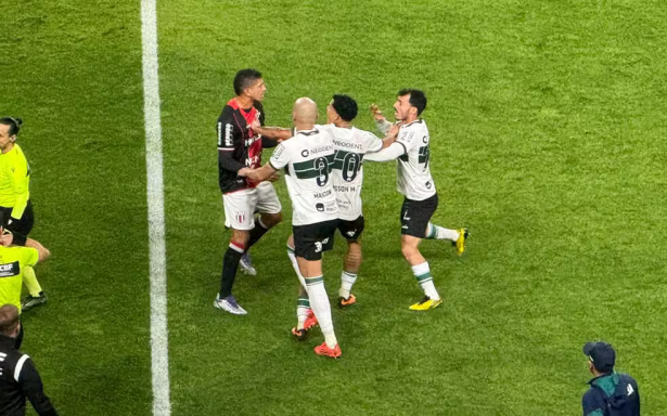 Revolta total: após ser expulso, jogador dá tapa no rosto de rival na Série B