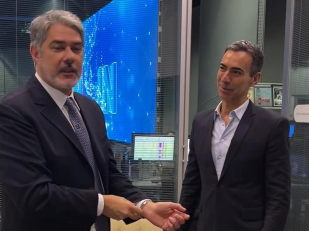 Nos bastidores do “JN”: William Bonner leva César Tralli para tour especial na redação