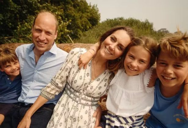 Princesa Kate e príncipe William divulgam foto para cartão de Natal