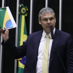Líder do PT pede ao STF que proíba Eduardo Bolsonaro de assumir cargos públicos