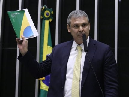 Líder do PT pede ao STF que proíba Eduardo Bolsonaro de assumir cargos públicos
