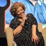 Alcione passa mal devido ao calor e show em Recife é interrompido