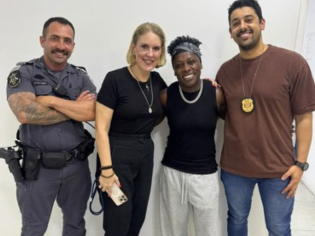 Neném, da dupla com Pepê, é levada à delegacia após ser abordada com carro clonado e relata golpe