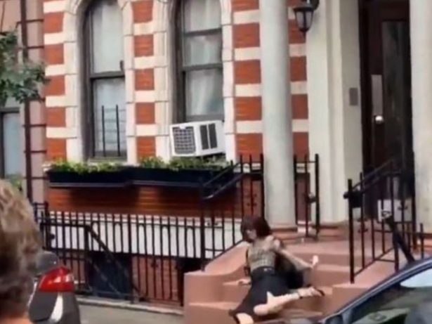 Anne Hathaway escorrega e quebra salto durante filmagens de “O Diabo Veste Prada 2”