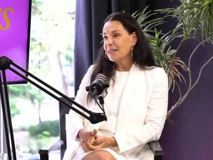 “Os homens estão chatos”, diz Carolina Ferraz sobre estar solteira