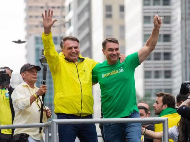 Flávio Bolsonaro diz que abriria mão da candidatura caso o pai seja solto e se candidate