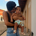 Jovem vence câncer durante gravidez e celebra a vida ao lado do filho: “Tive muita fé!”