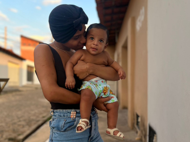 Jovem vence câncer durante gravidez e celebra a vida ao lado do filho: “Tive muita fé!”