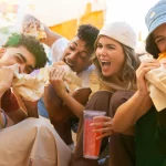 O que comer e o que evitar antes e durante um festival de música