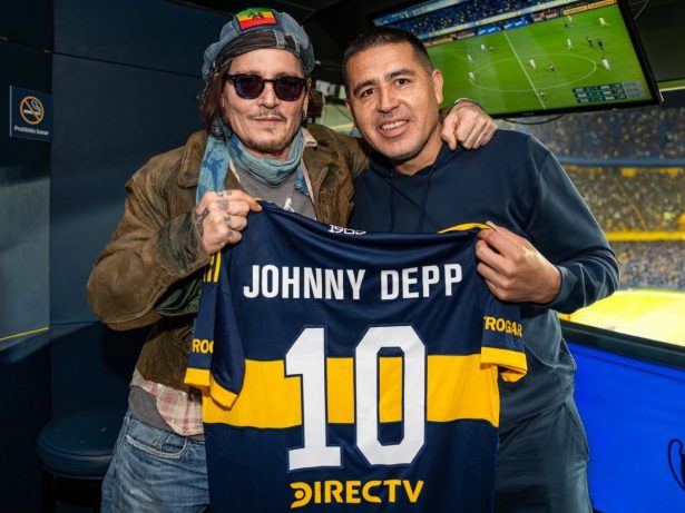Após Dua lipa, Johnny Depp visita a Bombonera e presencia vitória do Boca Jrs. por 2 a 0