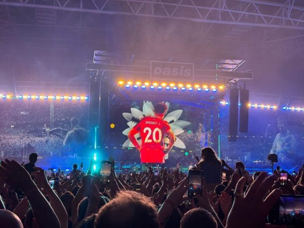 Em primeiro show da turnê, Oasis dedica um de seus maiores hits a Diogo Jota