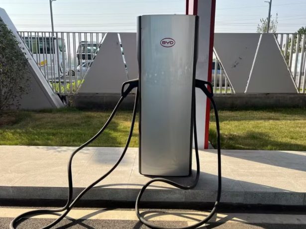 Bateria completa em 8 minutos: BYD leva supercarregador elétrico à Brasília