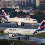 Aeroporto de Congonhas, em SP, interrompe pousos após avião atingir pássaro