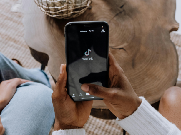 TikTok é notificado para identificar usuárias que humilharam influenciador com deficiência