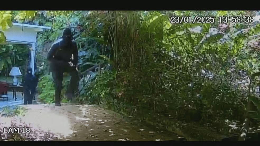 Bandidos encapuzados invadiram a casa do presidente do Botafogo pela mata / Reprodução