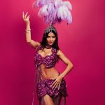 Giullia Buscaccio brilha na Sapucaí com look de 3 mil cristais e 200 metros de strass