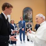 Fã de tênis, Papa Leão XIV recebe o tenista Jannik Sinner no Vaticano