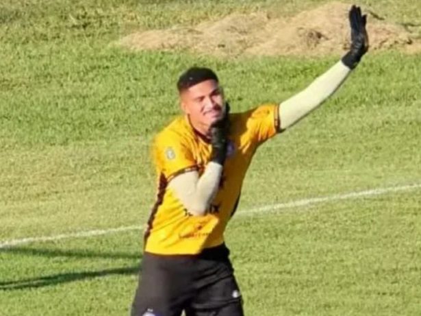 Ele sacudiu e sacudiu mas… Goleiro de Iguatu (CE) cai em formigueiro e precisa de atendimento