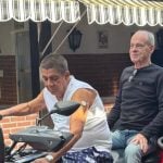 Sextou! Ney Matogrosso dá rolê na garupa de Zeca Pagodinho em sítio no Rio