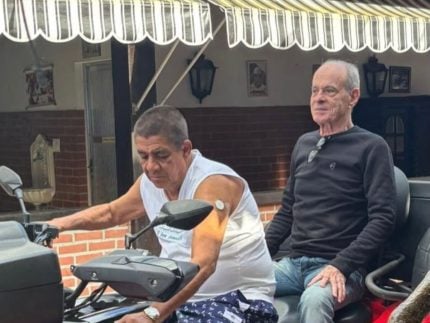 Sextou! Ney Matogrosso dá rolê na garupa de Zeca Pagodinho em sítio no Rio