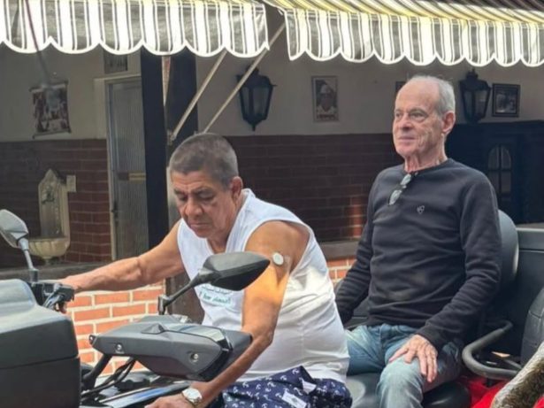 Sextou! Ney Matogrosso dá rolê na garupa de Zeca Pagodinho em sítio no Rio
