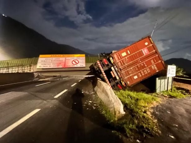 Passarela de pedestres cai na rodovia Anchieta e bloqueia trânsito em São Paulo