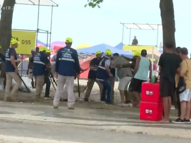 Confusão entre ambulantes provoca correria e confronto com a polícia em Copacabana