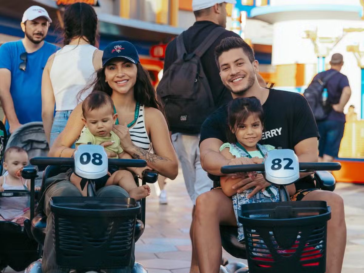 Arthur Aguiar e família na festa para Sophia / Foto: AgNews